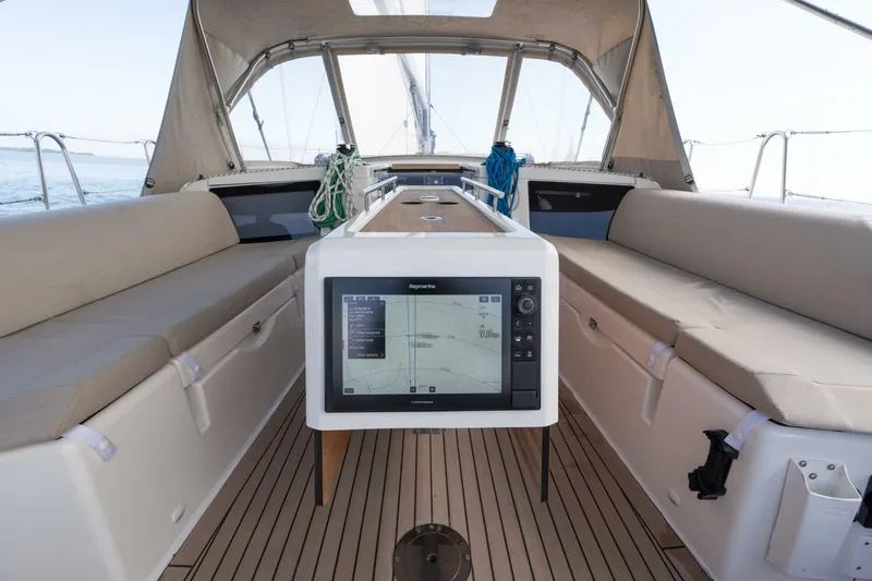 Slide: The Image of Dufour 390 2023 - 5680233