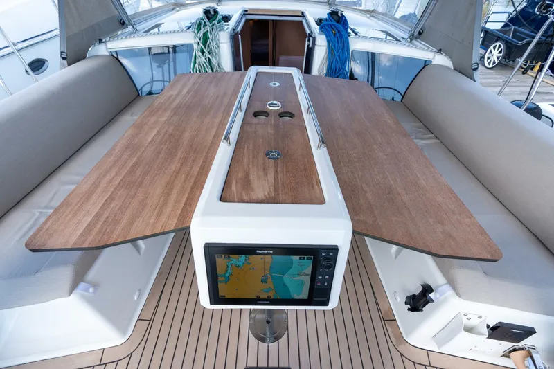 Slide: The Image of Dufour 390 2023 - 5680289