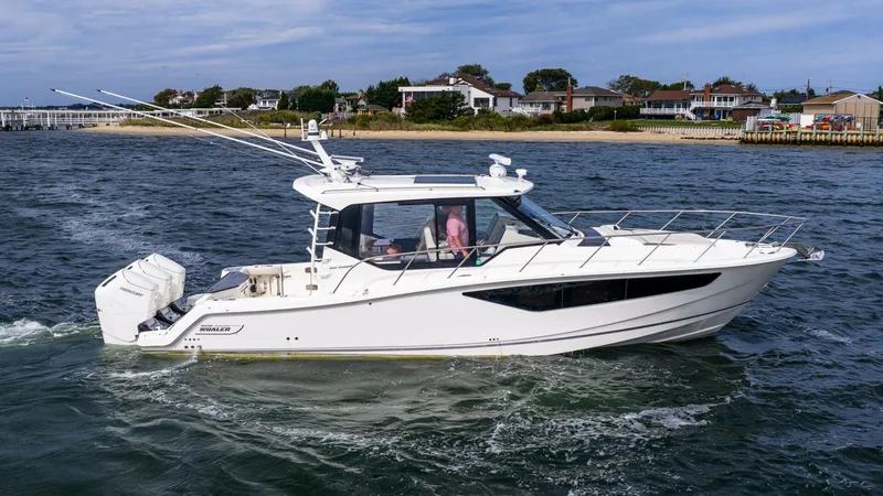 Slide: The Image of Boston Whaler 405 Conquest 2024 - 5680428