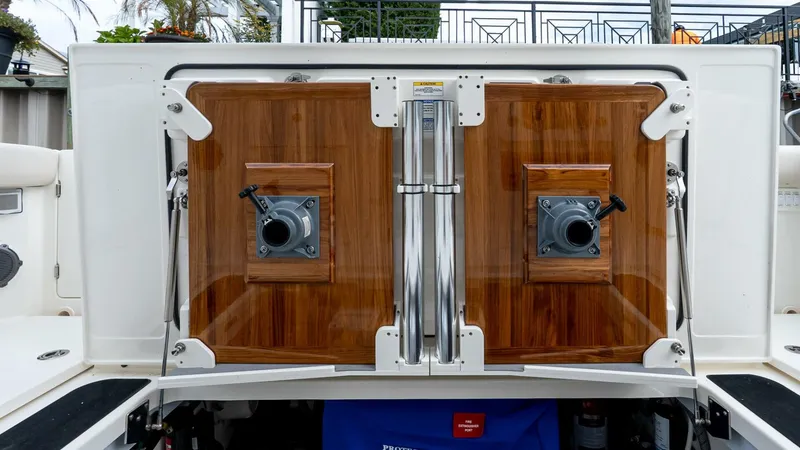 Slide: The Image of Boston Whaler 405 Conquest 2024 - 5680379