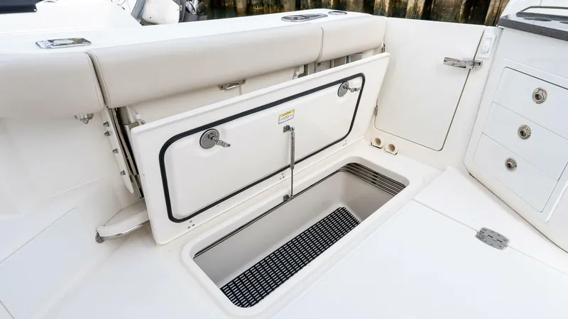 Slide: The Image of Boston Whaler 405 Conquest 2024 - 5680399