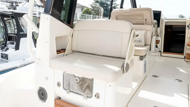 Slide: The Image of Boston Whaler 405 Conquest 2024 - 5680392