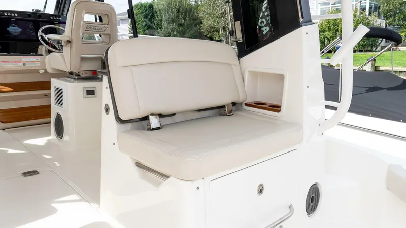 Slide: The Image of Boston Whaler 405 Conquest 2024 - 5680394