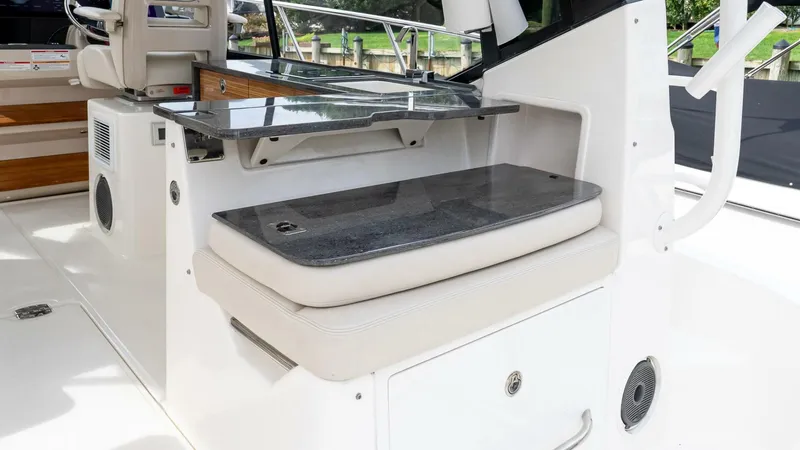 Slide: The Image of Boston Whaler 405 Conquest 2024 - 5680395