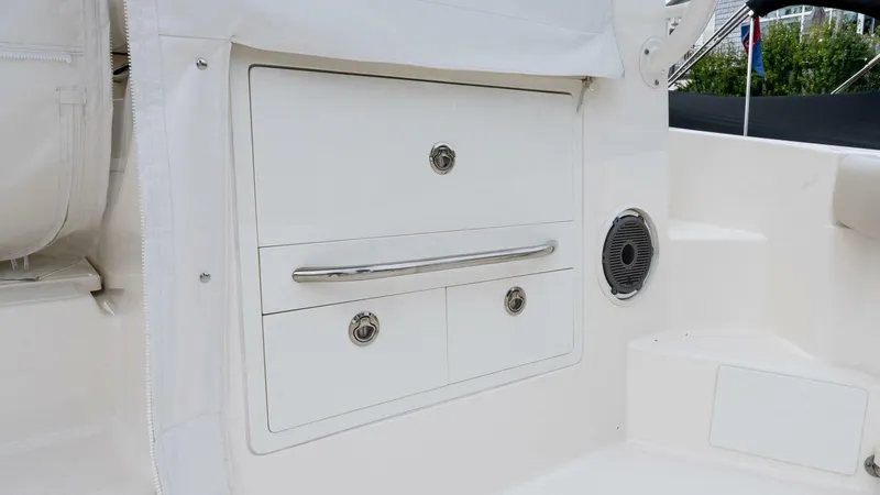 Slide: The Image of Boston Whaler 405 Conquest 2024 - 5680382