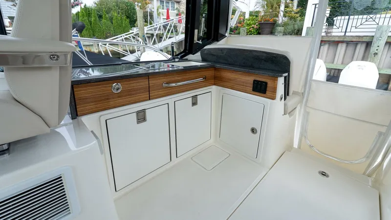 Slide: The Image of Boston Whaler 405 Conquest 2024 - 5680368