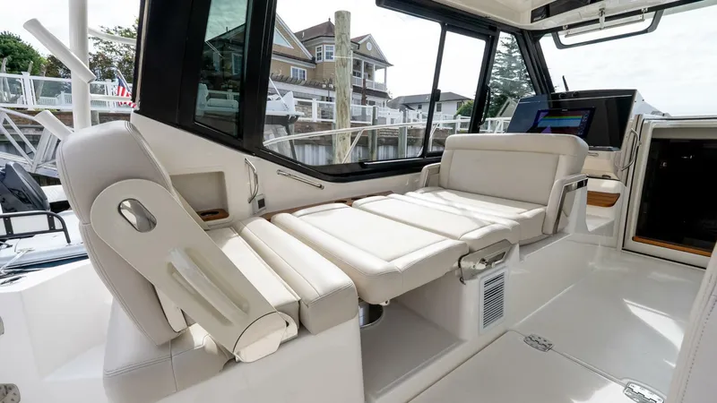 Slide: The Image of Boston Whaler 405 Conquest 2024 - 5680397