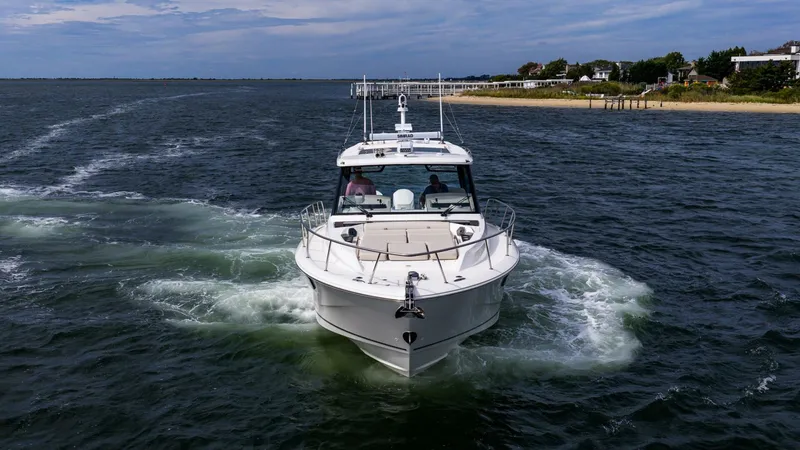 Slide: The Image of Boston Whaler 405 Conquest 2024 - 5680429