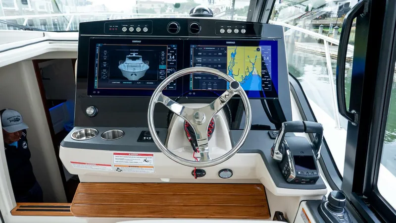 Slide: The Image of Boston Whaler 405 Conquest 2024 - 5680354