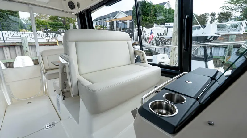 Slide: The Image of Boston Whaler 405 Conquest 2024 - 5680366