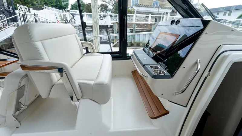 Slide: The Image of Boston Whaler 405 Conquest 2024 - 5680357
