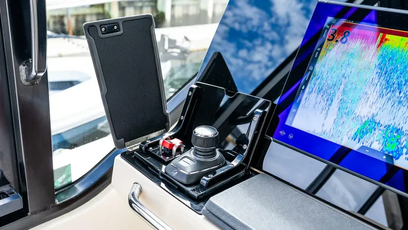 Slide: The Image of Boston Whaler 405 Conquest 2024 - 5680416