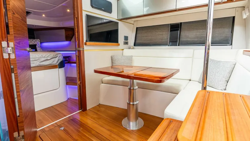 Slide: The Image of Boston Whaler 405 Conquest 2024 - 5680345