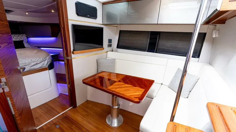 Slide: The Image of Boston Whaler 405 Conquest 2024 - 5680350