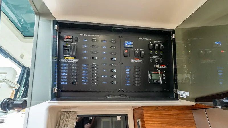 Slide: The Image of Boston Whaler 405 Conquest 2024 - 5680346