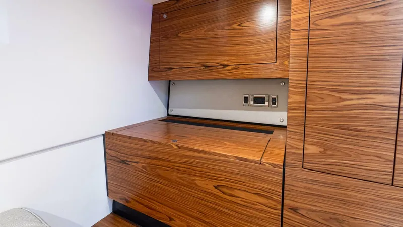 Slide: The Image of Boston Whaler 405 Conquest 2024 - 5680349