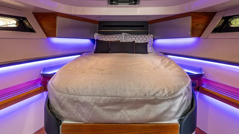 Slide: The Image of Boston Whaler 405 Conquest 2024 - 5680341