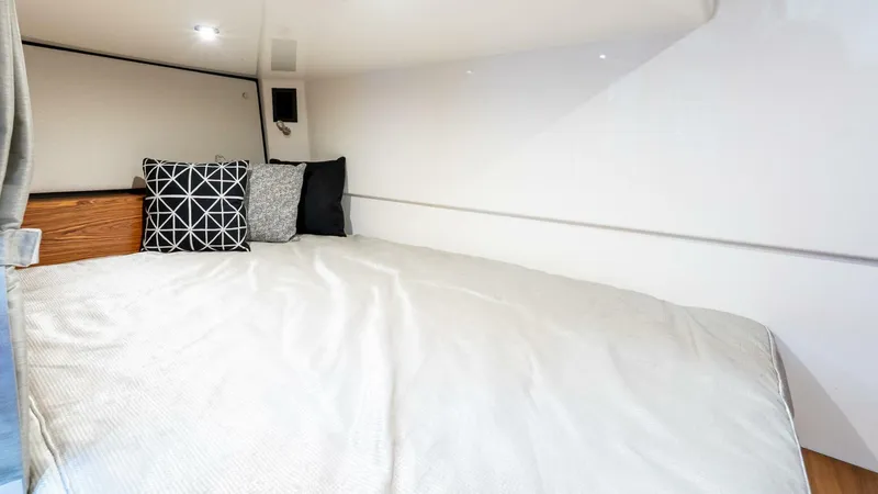 Slide: The Image of Boston Whaler 405 Conquest 2024 - 5680348