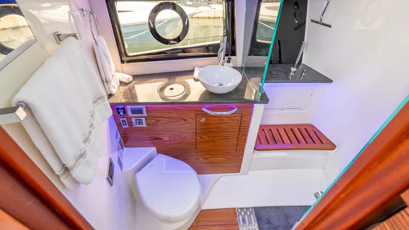 Slide: The Image of Boston Whaler 405 Conquest 2024 - 5680343