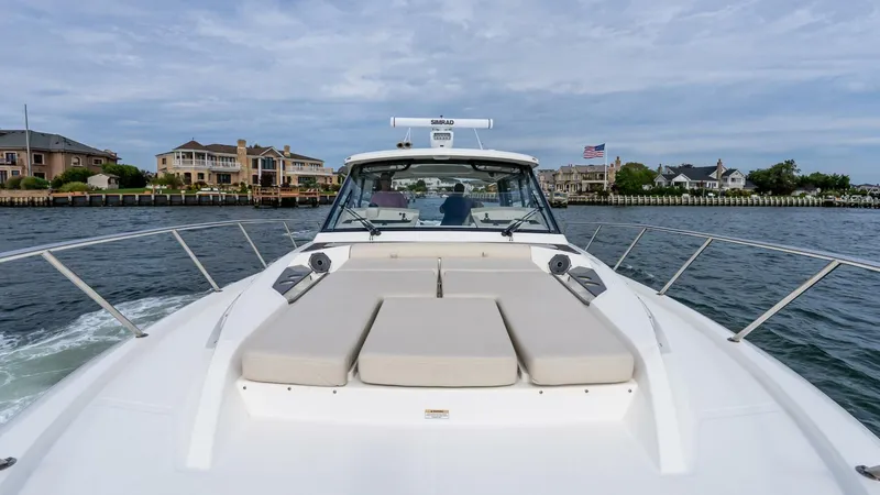 Slide: The Image of Boston Whaler 405 Conquest 2024 - 5680407