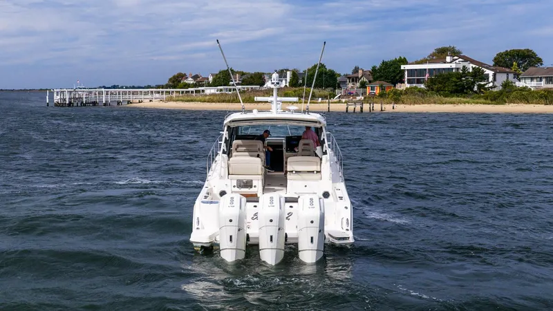 Slide: The Image of Boston Whaler 405 Conquest 2024 - 5680431