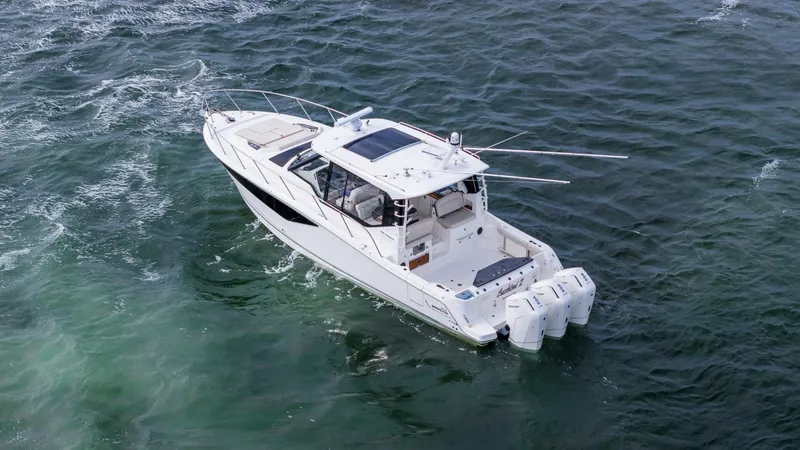 Slide: The Image of Boston Whaler 405 Conquest 2024 - 5680423