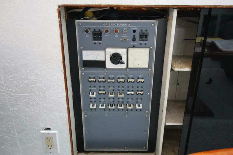 Slide: The Image of Bertram 42 Motor Yacht 1974 - 5680736