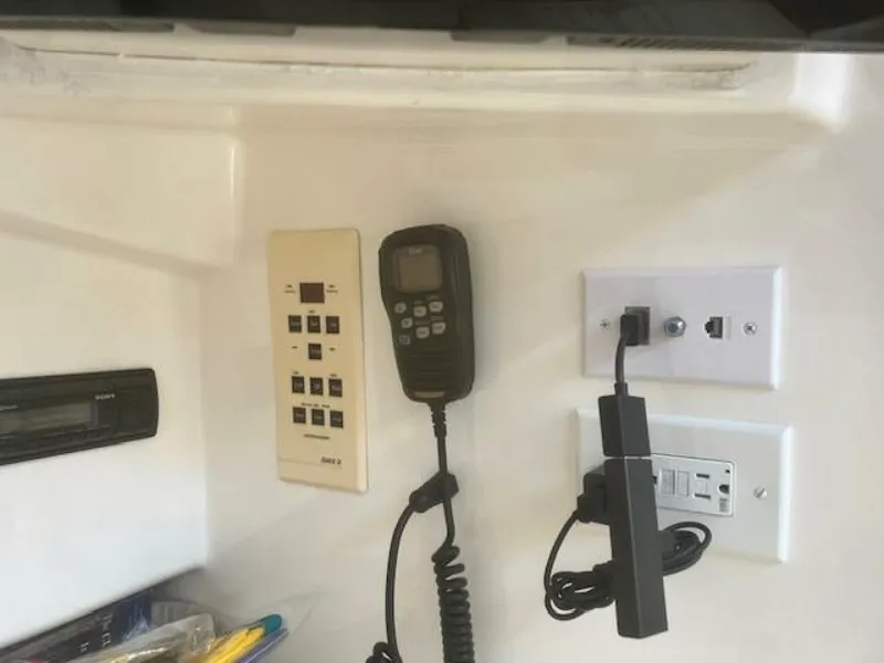 Slide: The Image of ICOM VHF - 5681553