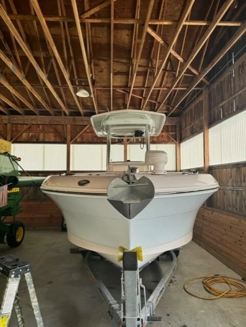 Slide: The Image of Robalo R242 Center Console 2015 - 5780604