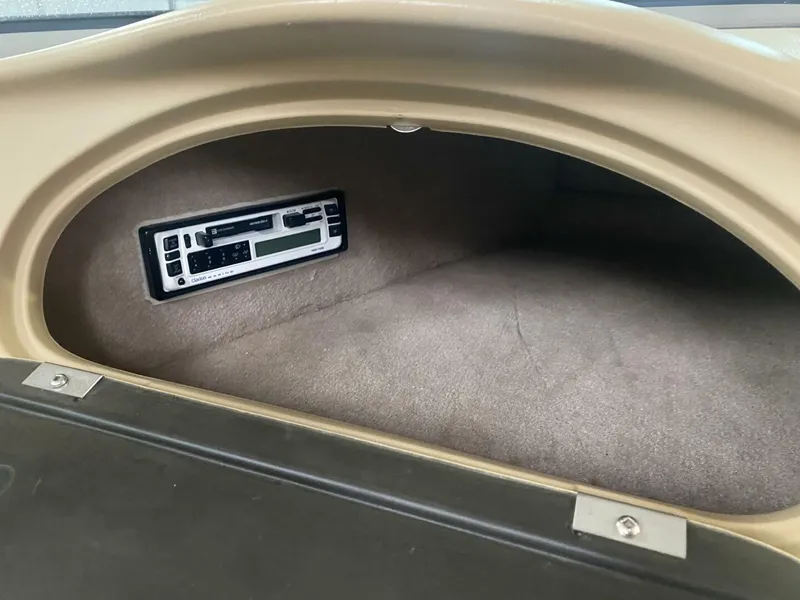 Slide: The Image of Sea Ray 210 Bow Rider 2000 - 5684082