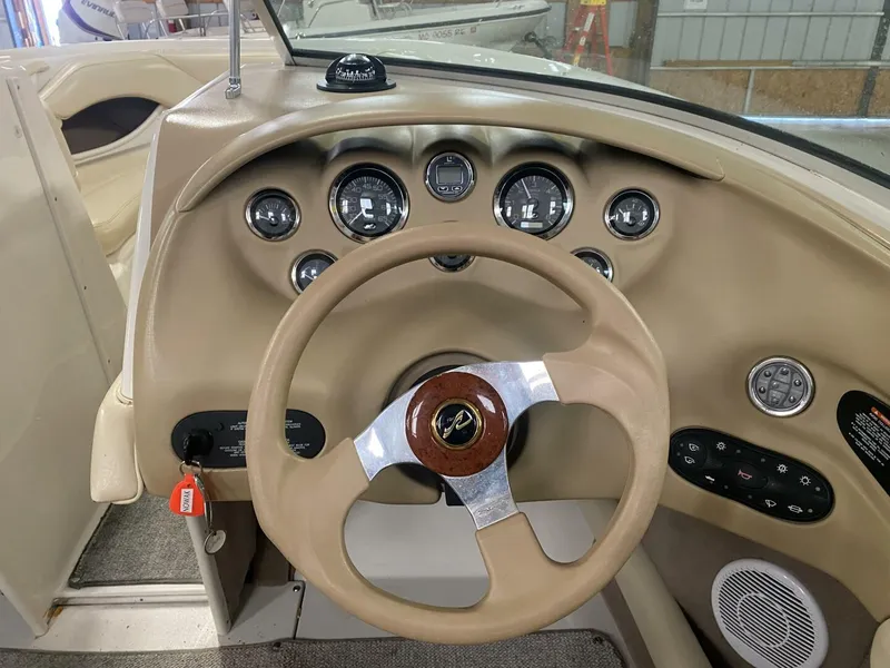 Slide: The Image of Sea Ray 210 Bow Rider 2000 - 5684086