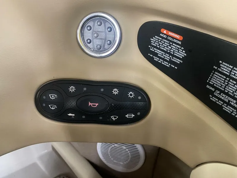 Slide: The Image of Sea Ray 210 Bow Rider 2000 - 5684088