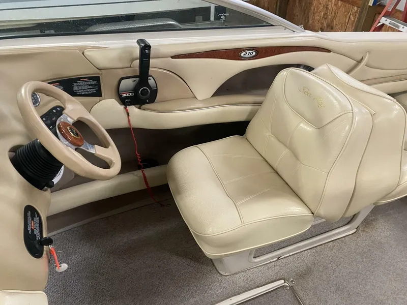Slide: The Image of Sea Ray 210 Bow Rider 2000 - 5684090