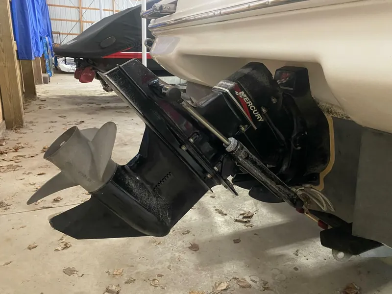 Slide: The Image of Sea Ray 210 Bow Rider 2000 - 5684066