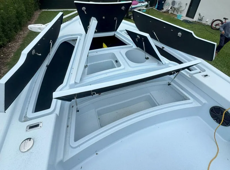 Slide: The Image of East Cape 25 Hybrid 2022 - 5686049