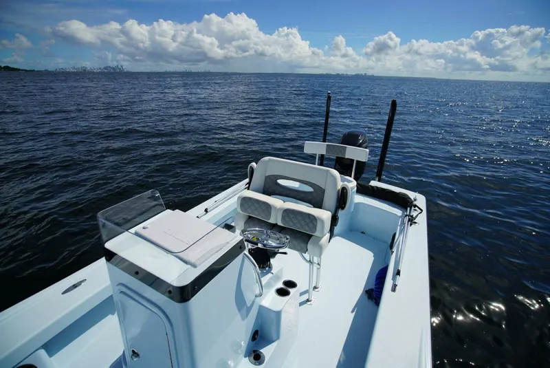 Slide: The Image of East Cape 25 Hybrid 2022 - 5686051