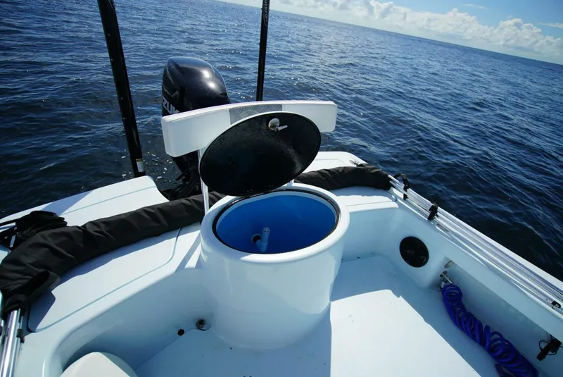 Slide: The Image of East Cape 25 Hybrid 2022 - 5686056