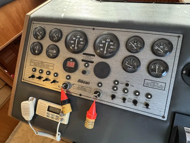 Slide: The Image of Gibson 37 Sport Series 1995 - 5686452