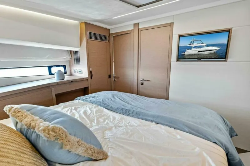 Slide: The Image of Prestige 460 Flybridge 2023 - 5687420
