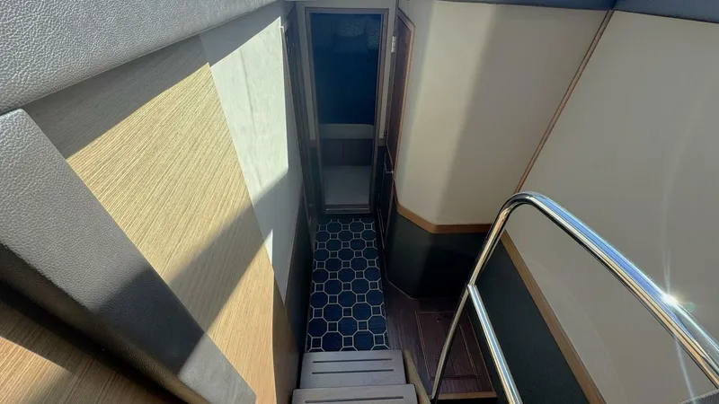 Slide: The Image of Sea Ray 510 Fly 'Bateau d’Amis' - Stairwell - 5690694