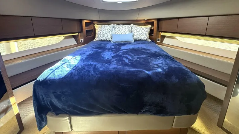 Slide: The Image of Sea Ray 510 Fly 'Bateau d’Amis' - Guest VIP Stateroom - 5690697