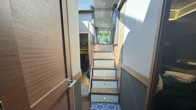 Slide: The Image of Sea Ray 510 Fly 'Bateau d’Amis' - Stairwell - 5690146