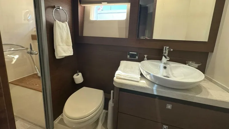 Slide: The Image of 2016 Sea Ray 510 Fly 'Bateau d’Amis' - Master Head - 5690698