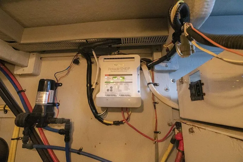 Slide: The Image of Meridian 411 Sedan 2004 - 5689993