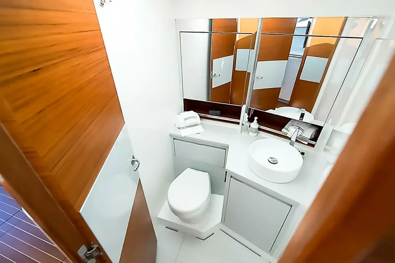 Slide: The Image of Bertram 35 Flybridge Sportfish 2018 - 5690508