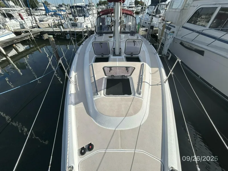 Slide: The Image of 37' Hunter foredeck aft - 5692527