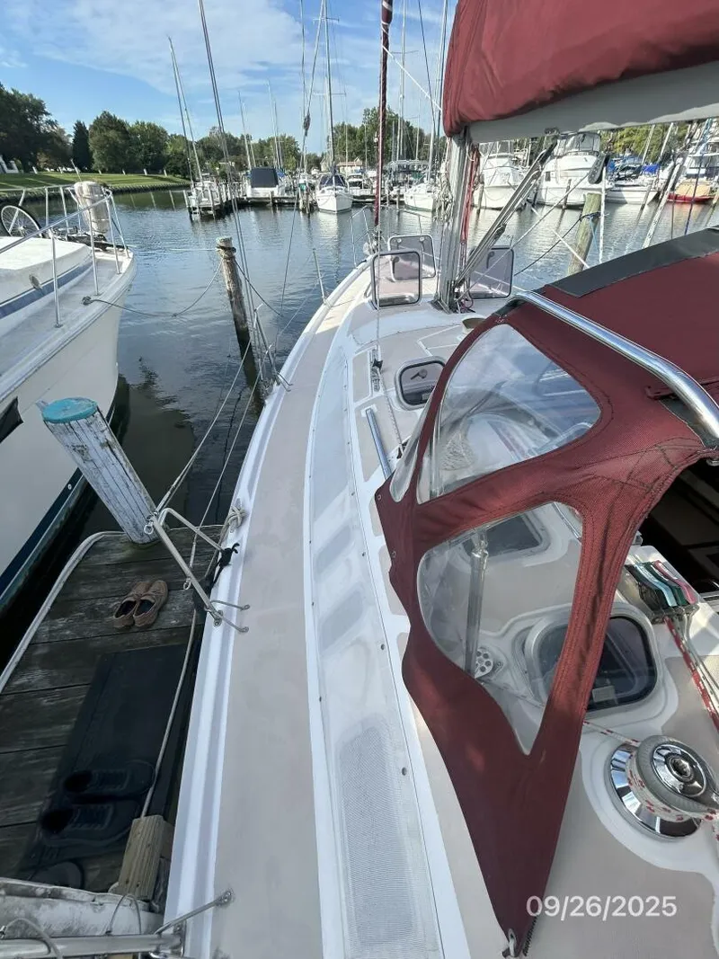 Slide: The Image of 37' Hunter port side deck2 - 5692556