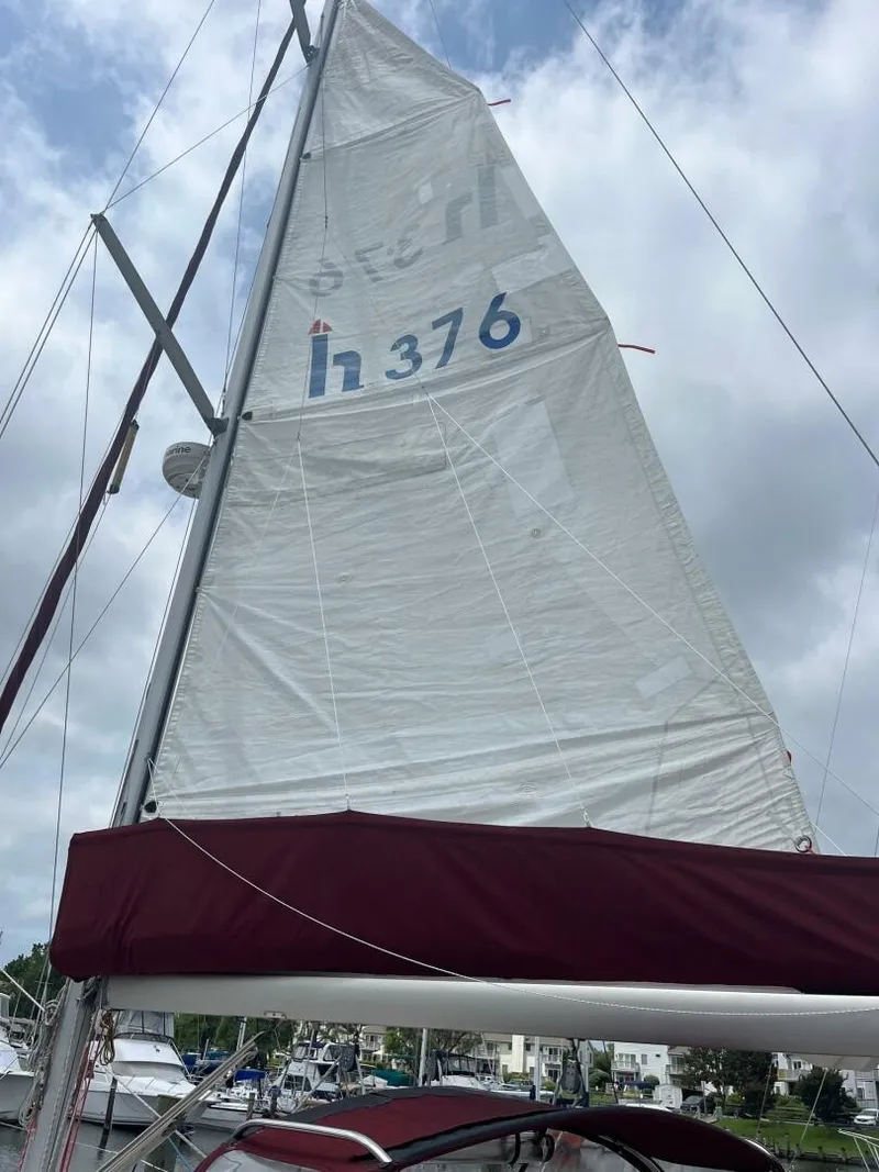 Slide: The Image of 37' Hunter mainsail - 5692544