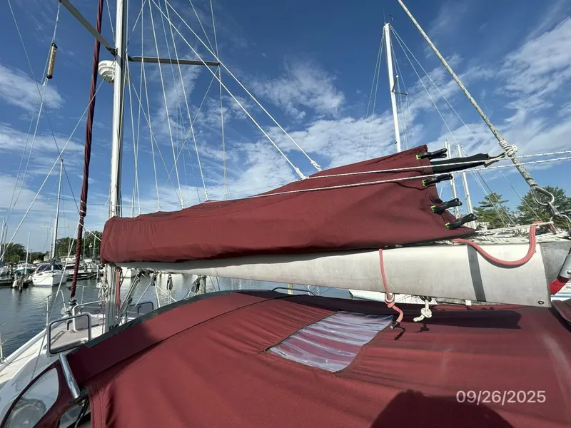 Slide: The Image of 37' Hunter mainsail stack pack - 5692545