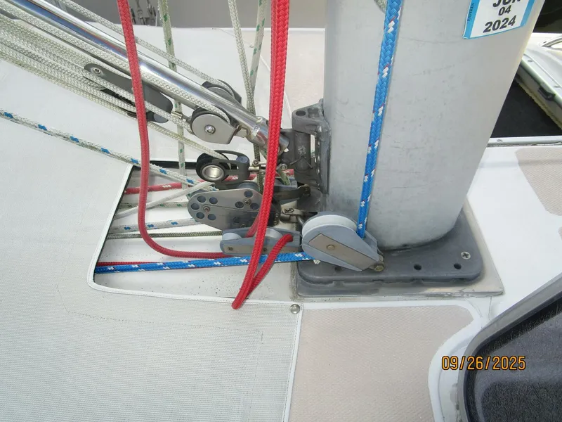 Slide: The Image of 37' Hunter mast base1 - 5692546